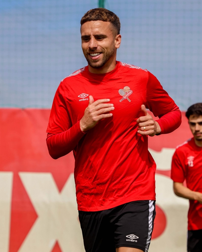 Paulinho assiste e Leix�es cola-se ao s�timo lugar 