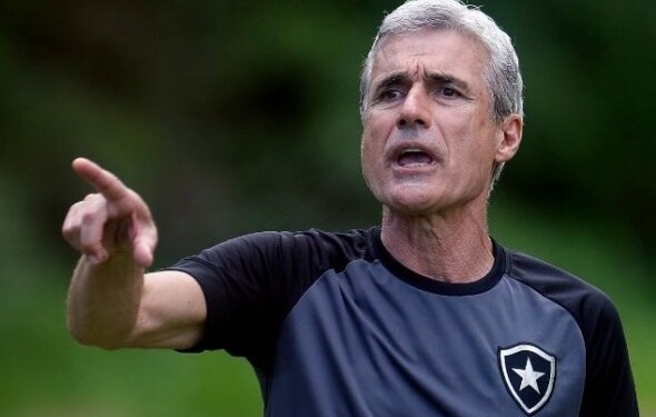 Luís Castro continua a somar no Botafogo